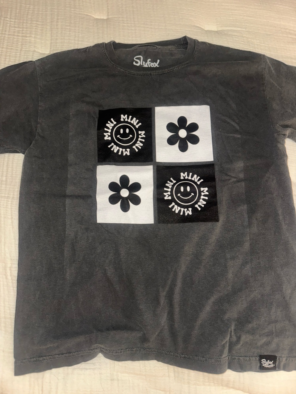Slyfox Threads Youth Distressed Black/Grey Tee Flower&Smiley ‘Mini’NWOT LARGE